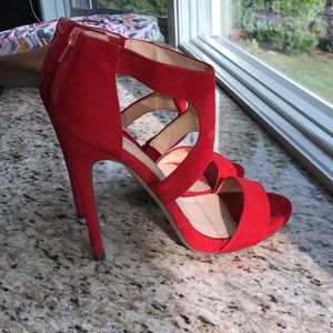 Red size 7.5 heel